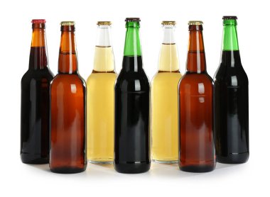 Beyaz arka plan üzerinde farklı bira şişeleri