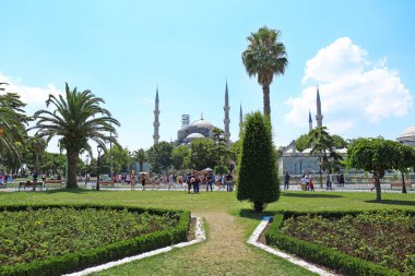 Istanbul, Türkiye - 06 Ağustos 2018: Sultan Ahmed Camii yakınındaki güzel bahçe