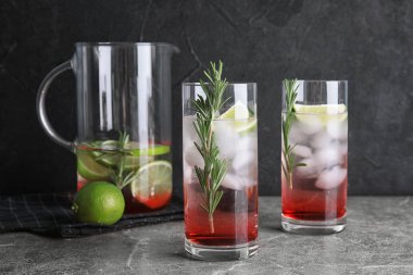 Lezzetli ferahlatıcı kireç kokteyl masada rosemary ile