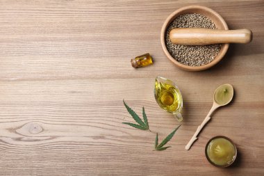 Kenevir losyon ve ahşap arka plan üzerinde metin için yer düz yatıyordu kompozisyonu