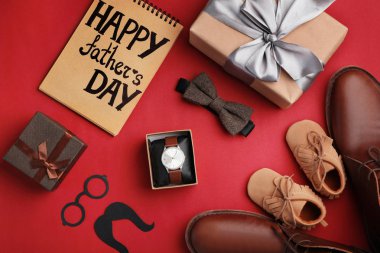 Ayakkabılar, erkek aksesuarları ve hediye kutuları renk arka plan üzerinde düz yatıyordu kompozisyonu. Mutlu babalar günü