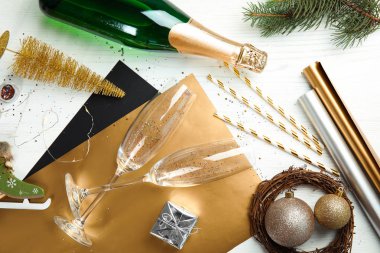 Noel bileşimi şişe şampanya ve bardak ahşap arka plan, üstten görünüm