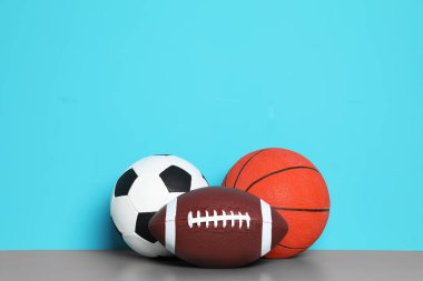 Tablo renkli arka plan üzerinde farklı spor topları. Metin için yer