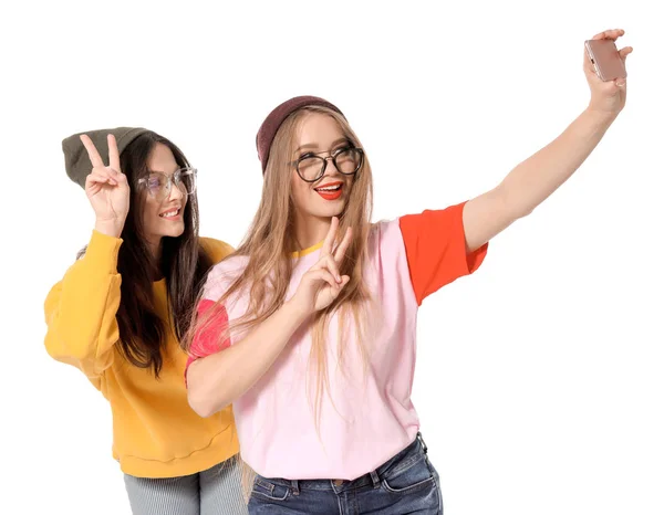 Attraktiva Unga Kvinnor Som Tar Selfie Vit Bakgrund — Stockfoto