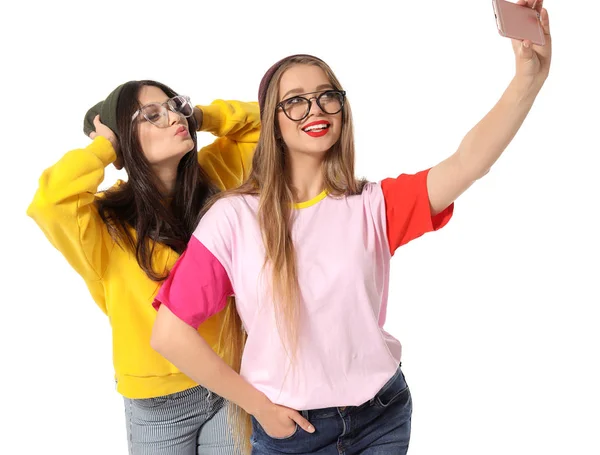 Jovens Mulheres Atraentes Tomando Selfie Fundo Branco — Fotografia de Stock