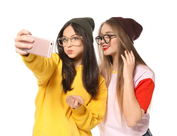 Jovens Mulheres Atraentes Tomando Selfie Fundo Branco — Fotografia de Stock