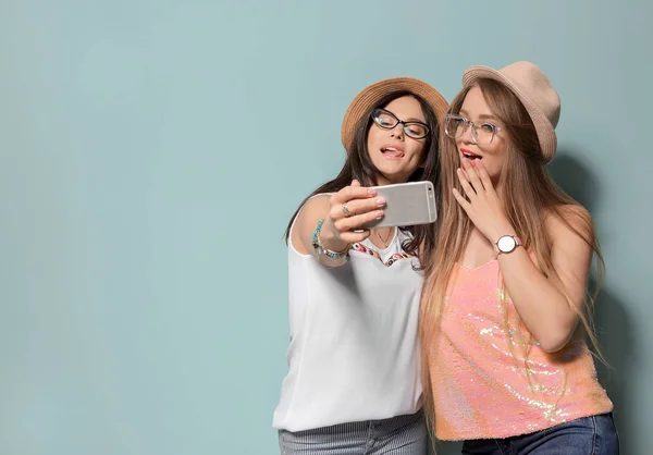 Atractivas Mujeres Jóvenes Tomando Selfie Sobre Fondo Color — Foto de Stock