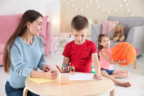 Lindos Niños Pequeños Leyendo Libro Suelo Sala Juegos —  Fotos de Stock