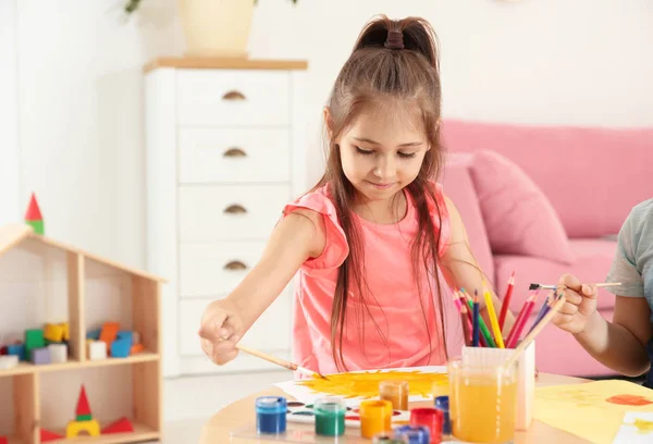 プレイルームでのテーブル絵かわいい子供たち — ストック写真