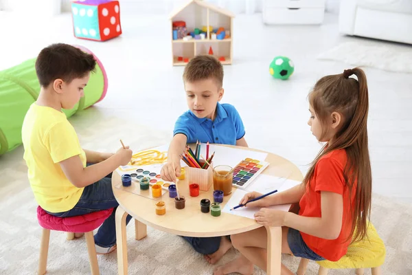 Crianças Pequenas Bonitos Brincando Juntos Dentro Casa — Fotografia de Stock