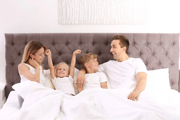 Gelukkige Familie Bed Met Kussens Thuis Weekend Ochtends — Stockfoto