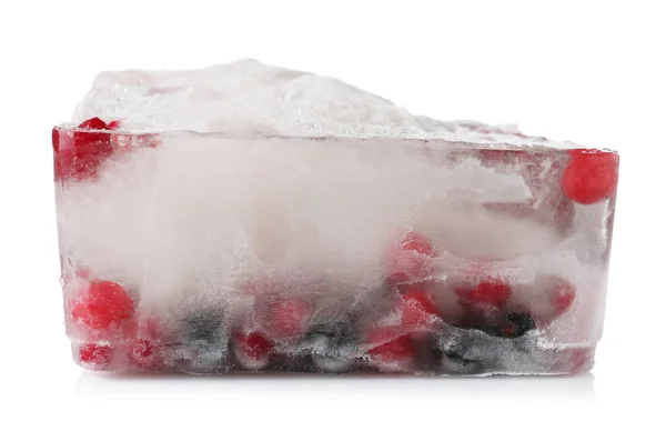 Bagas Cruas Congeladas Cubo Gelo Sobre Fundo Branco — Fotografia de Stock