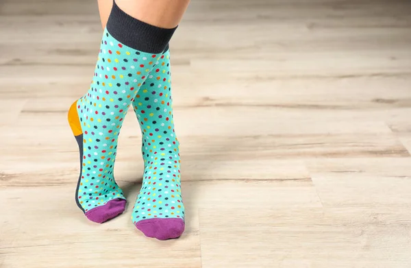 Yerde Duran Şık Çorap Giyen Kadın Alan Tasarımı Için — Stok fotoğraf