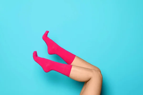 Mujer Con Calcetines Brillantes Sobre Fondo Color —  Fotos de Stock