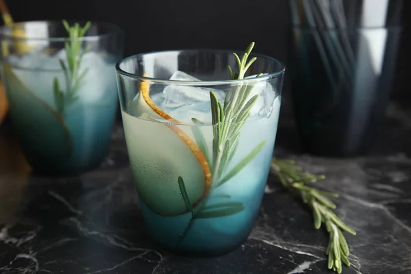 Leckerer Erfrischender Birnencocktail Mit Rosmarin Auf Dem Tisch — Stockfoto