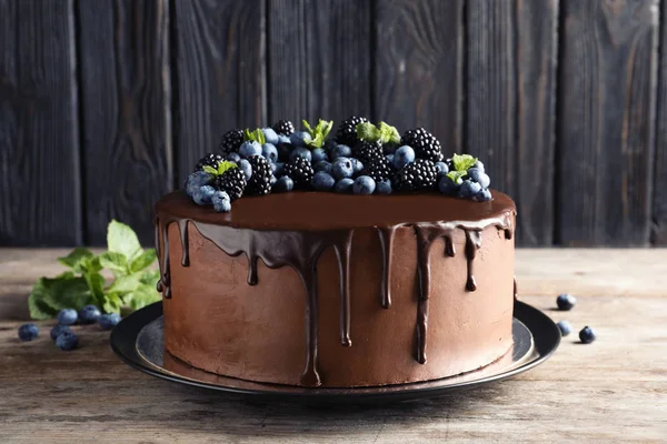 Fräsch Läcker Hemlagad Chokladkaka Med Bär Bordet Mot Trä Bakgrund — Stockfoto