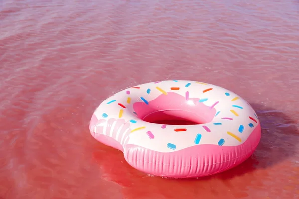 Jasny Pierścień Nadmuchiwane Pływające Różowe Jezioro Letni Dzień — Zdjęcie stockowe