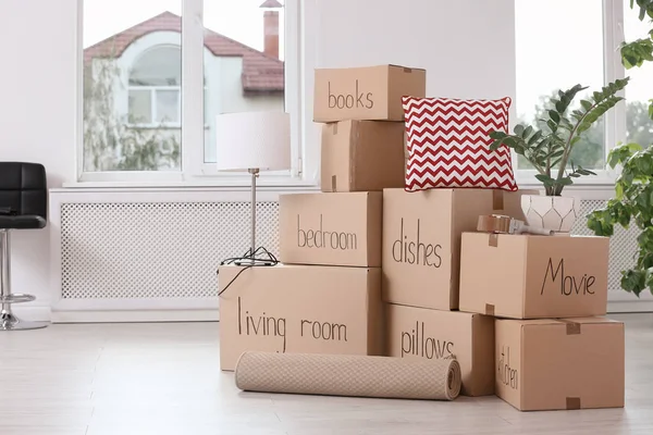 Pilha Caixas Móveis Utensílios Domésticos Dentro Casa — Fotografia de Stock