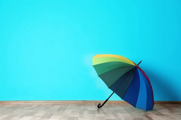 Beau Parapluie Ouvert Sur Sol Près Mur Couleur Avec Espace — Photo