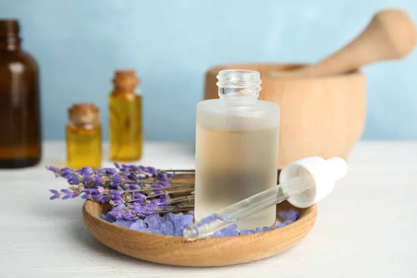 Botella Con Aceite Aromático Lavanda Sobre Mesa Madera — Foto de Stock