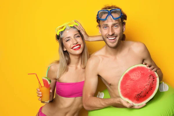 Cuplu Tânăr Fericit Costume Plajă Inel Gonflabil Cocktail Fundal Color — Fotografie, imagine de stoc