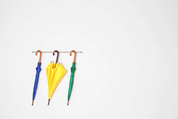 Hermosos Paraguas Brillantes Colgando Pared Con Espacio Para Diseño —  Fotos de Stock