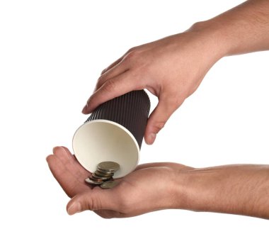 Zavallı adam beyaz arka plan, closeup sikkelerinde fincanla holding