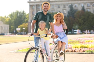 Mutlu aile Bisiklet açık havada yaz gününde sürme