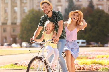 Mutlu aile Bisiklet açık havada yaz gününde sürme