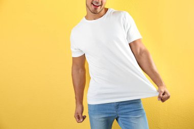 Renk arka plan üzerinde tişört genç adam. Mockup tasarım için
