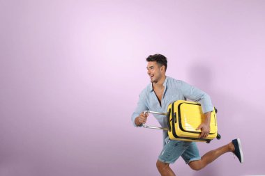 Renk arka plan üzerinde Çantayla koşan genç adam. Metin için yer