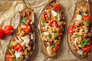 Parşömen üzerine dolması patlıcan ile düz yatıyordu kompozisyon