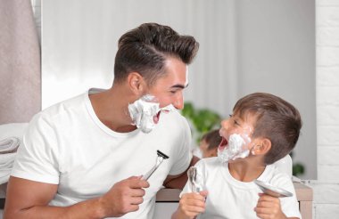 Baba ve oğul banyoda tıraş ederken eğleniyor