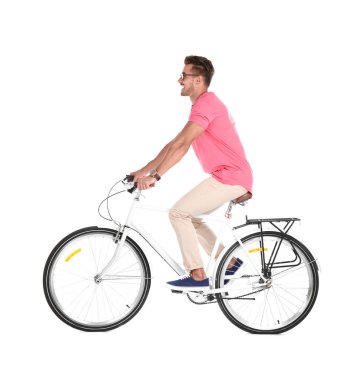 Yakışıklı genç hipster adam binicilik bisiklet beyaz arka plan üzerinde