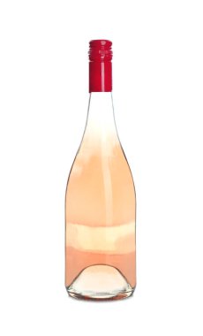 Beyaz zemin üzerine gül şampanya şişesi. Festival içki