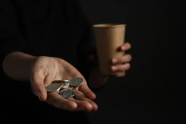 Pobre Mujer Sosteniendo Monedas Sobre Fondo Oscuro Primer Plano — Foto de Stock