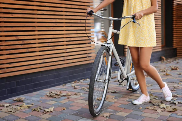 Kvinna Med Cykel Gatan Mot Trävägg Närbild — Stockfoto