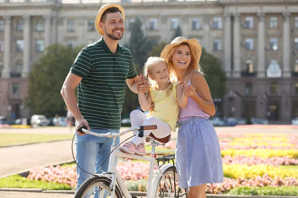 Happy Famille Vélo Extérieur Jour Été — Photo