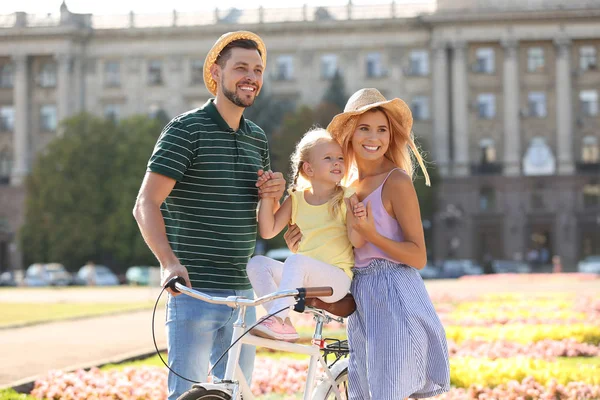 Happy Famille Vélo Extérieur Jour Été — Photo