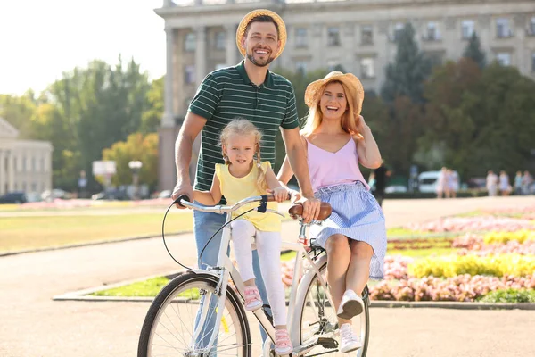 Happy Famille Vélo Extérieur Jour Été — Photo