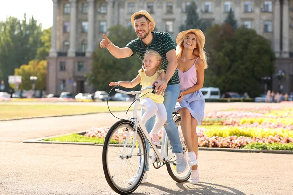 Happy Famille Vélo Extérieur Jour Été — Photo