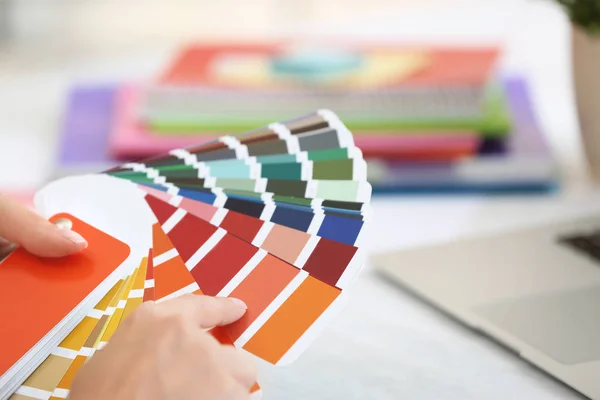 Mulher Com Amostras Paleta Cores Tinta Mesa Close — Fotografia de Stock