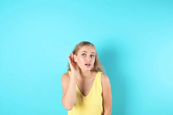 Junge Frau Mit Klimaanlage Fernbedienung Auf Farbhintergrund — Stockfoto