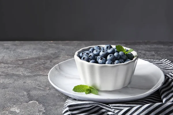 Vaisselle Avec Des Bleuets Juteux Sur Table Couleur — Photo