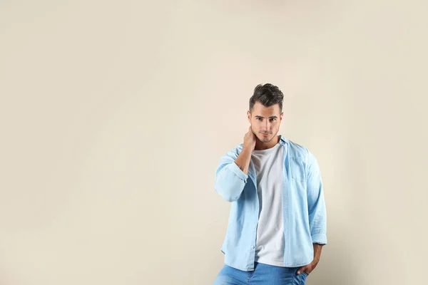 Hombre Joven Jeans Con Estilo Fondo Color Con Espacio Para — Foto de Stock