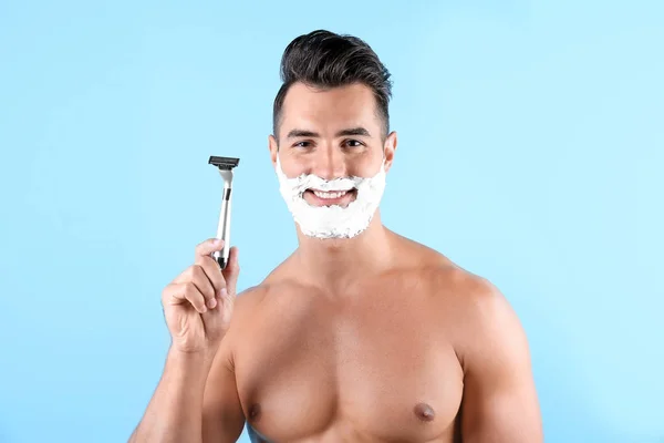 Bello Giovane Uomo Con Schiuma Barba Rasoio Sfondo Colore — Foto Stock