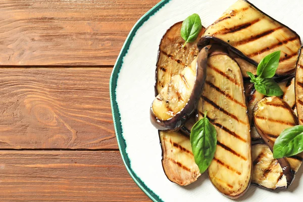 Plaat Met Gebakken Aubergine Plakjes Houten Tafel Bovenaanzicht Ruimte Voor — Stockfoto