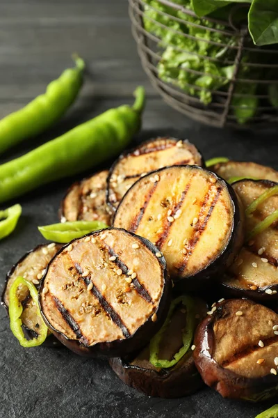 Piatto Ardesia Con Fette Melanzana Fritte Primo Piano — Foto Stock