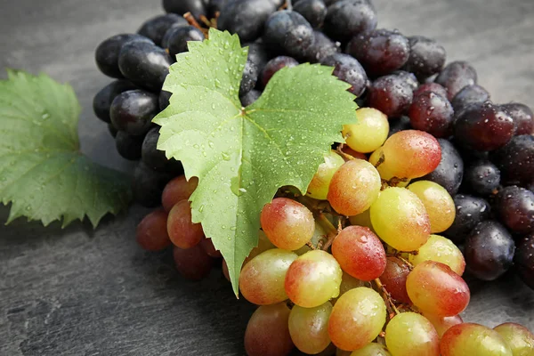 Different Fresh Ripe Juicy Grapes Table Closeup — Stock Photo, Image