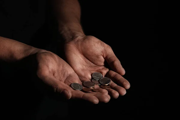 Pobre Hombre Con Monedas Sobre Fondo Oscuro Primer Plano — Foto de Stock